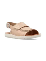 Sandalia color beige con capellada de cuero, suela blanca y ajuste con hebilla.
