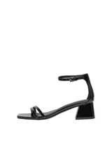 Sandalias de tacón Only color negro charol, con puntera cuadrada, dos tiras finas sobre el empeine, tira ajustable al tobillo con hebilla y tacón cuadrado.
