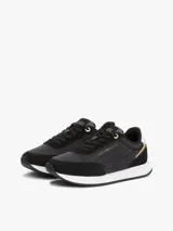 Zapatillas Tommy Hilfiger negras con detalles en blanco y dorado. Confeccionadas en poliéster con interior de poliéster, plantilla extraíble de goma termoplástica reciclada y suela de EVA. Presentan paneles con mezcla de texturas, panel metalizado en el talón y logo de Tommy Hilfiger bordado en la lengüeta y el talón.