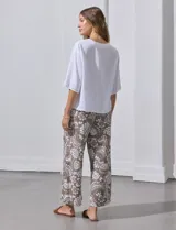 Blusa marrón de lyocell con escote en V y mangas cortas.