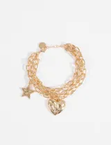 Pulsera plateada de eslabones gruesos con dijes colgantes de corazón y estrella.
