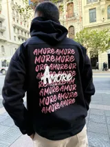 Canguro negro con capucha y estampado en la espalda con la palabra "Amore" repetida en rosa y blanco.
