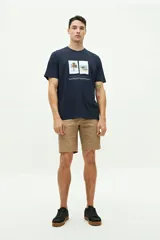 Bermuda de gabardina azul marino con logo bordado, bolsillos laterales y traseros, cierre con cremallera y botón, y presillas para cinturón.