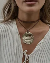 Collar con dije grande de bronce con forma de ostra y cordón de algodón ajustable color gris.