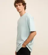 Remera relaxed de algodón color celeste, con cuello redondo y mangas cortas.