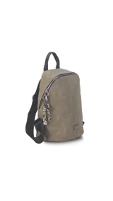 Mochila marrón de símil cuero con cierre principal y bolsillo interno con cierre. Tiene asa de mano, correas regulables y bolsillo oculto en la espalda.