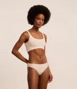 Conjunto de lencería color piel, compuesto por un corpiño tipo top con breteles finos y una bombacha tipo bikini.