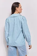 Camisa a rayas verticales blancas y verdes con cuello bebé y mangas abullonadas. Confeccionada en algodón. Diseño exclusivo JOF.