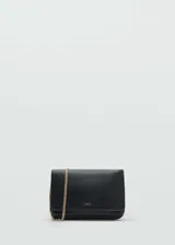 Bolso negro tipo bandolera con efecto piel y cadena metálica dorada.