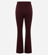 Pantalón de sastrería modelo flare en color beige, confeccionado en tejido de viscosa. Presenta un diseño de tiro alto con lazo ajustable en la cintura y detalle de friso vertical a lo largo de las piernas que estiliza la figura.