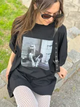 Remerón negro de corte holgado con estampa fotográfica en blanco y negro.