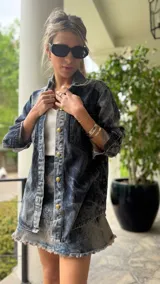 Camisa de denim celeste con efecto lavado y corte holgado.