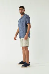 Camisa estampada de hombre, corte slim, manga corta, cartera abotonada y logo bordado.