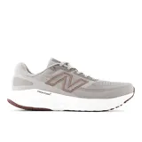 Championes New Balance Fresh Foam X Evoz V4, color gris claro con logo marrón, ideales para running. Cuentan con tecnología Fresh Foam X, capellada de malla transpirable y suela de goma resistente.