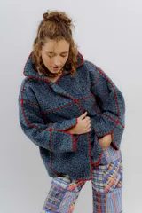 Chaqueta azul con detalles de crochet rojo y verde, de paño de lana, corte oversized.