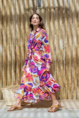 Falda larga evasé con estampado floral multicolor, cintura alta, cierre lateral y volado en el ruedo.