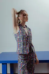 Pantalón de gabardina elastizada a rayas verticales de colores pastel.