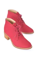 Botines acordonados de cuero color rojo con tacón bloque de madera clara.