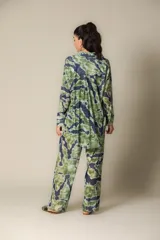 Camisa oversize de manga larga con cuello camisero y botones frontales. Estampado tie-dye en tonos beige y azul.