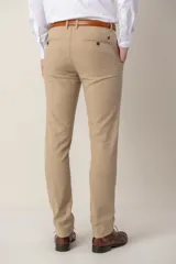 Pantalón color beige de corte slim fit confeccionado en tencel, un tejido suave derivado de la celulosa de la madera que regula la temperatura.
