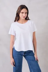 Remera blanca de algodón peinado con corte recto y mangas cortas.