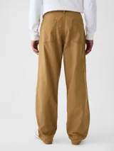 Jean clásico de cinco bolsillos, de corte baggy con pernera holgada y ligeramente cónica, diseñado para mayor durabilidad con paneles dobles en las rodillas.