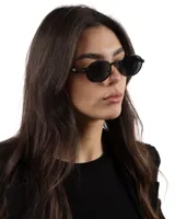 Lentes de sol con montura metálica negra y cristales negros ovalados.