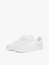 Zapatillas blancas de corte bajo con exterior de ante y paneles con mezcla de texturas. Presentan monograma TH tonal bordado en el lateral y logo de Tommy Hilfiger bordado en la parte trasera.