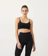 Top deportivo negro con escote ovalado y tirantes finos.