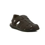 Sandalia franciscana de cuero marrón con tiras cruzadas y ajuste con velcro.