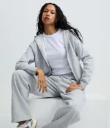 Saco negro de algodón con felpa, con capucha ajustable mediante cordón, mangas largas, cierre delantero de cremallera y bolsillos funcionales.