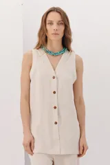 Chaleco color beige confeccionado en lino y rayon, con escote en V y cierre frontal con botones. Diseño clásico y favorecedor.