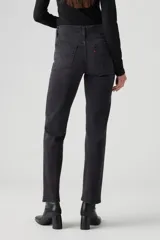 Pantalón de jean de tiro alto, corte recto y color gris oscuro.