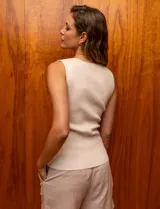 Musculosa celeste en tejido acanalado, con cuello a la base y sin mangas.