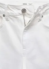 Pantalón de jean blanco de corte flare con bajo deshilachado.