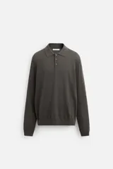Polo de hombre color gris oscuro, de punto ligero tejido en hilatura con mezcla de seda y algodón. Tiene cuello solapa con cierre frontal de botonadura, manga larga y acabados en rib.
