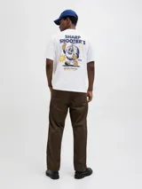 Camiseta blanca de manga corta y cuello redondo, con calce holgado. Estampa pequeña en el pecho con la frase "Sharp Shooters".