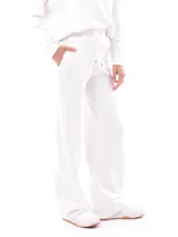 Pantalón de jogging color beige, de corte ancho y tiro alto, con cintura elástica ajustable con cordón.