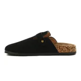 Zueco casual negro con suela baja de goma y hebilla dorada ajustable.