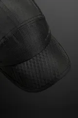 Gorra deportiva color verde lima, con visera y confeccionada en tejido técnico perforado. Tiene ajuste elástico en la parte posterior y logo estampado en el lateral.