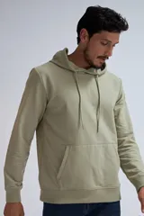 Hoodie deportivo verde con capucha y cordón ajustable.