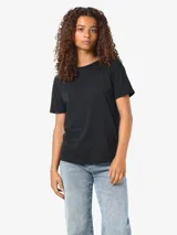 Remera negra de algodón orgánico, corte recto, cuello redondo y mangas cortas con dobladillo.