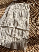 Top color crema con cuello halter y volados.