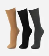 Kit de tres pares de medias de vestir lisas, confeccionadas en poliamida. Incluye un par color piel, un par negro y un par gris oscuro.