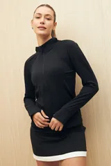 Campera deportiva negra con cierre frontal y cuello alto.