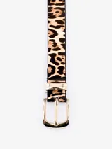 Cinto delgado con estampado animal print y hebilla dorada.