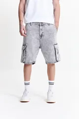 Bermuda de jean azul con efecto lavado, corte recto y bolsillos cargo laterales.