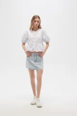 Minifalda de jean celeste con bolsillos delanteros y traseros.