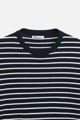 Camiseta azul marino de punto con mezcla de viscosa, corte regular fit, cuello redondo, manga corta y terminaciones en rib.