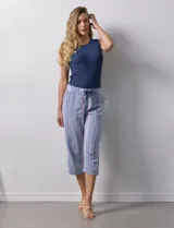 Pantalón capri de lino estampado marca Dash. Tiene pretina ancha elastizada y bolsillos inclinados en la parte delantera.